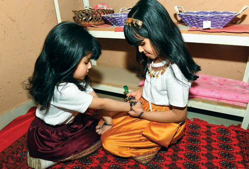 «حناء الصيام».. عادة رمضانية تشجع الأطفال على الصيام 