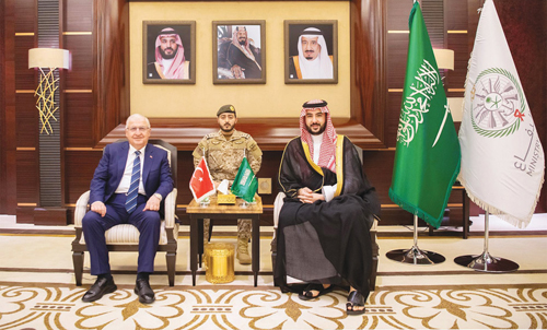 استعرض تطوير التعاون العسكري والدفاعي مع نظيره التركي 