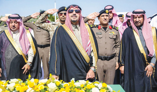 أمير منطقة القصيم يرفع العلم على سارية ميدان التوحيد في بريدة