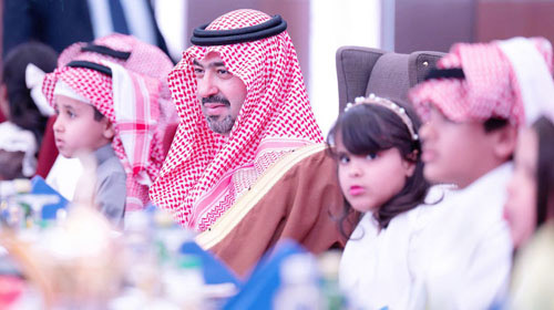 نائب أمير منطقة تبوك يشارك الأيتام إفطارهم 