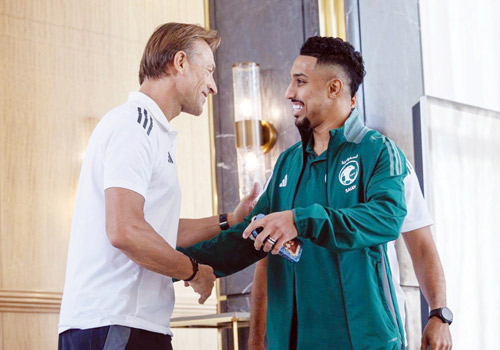 رينارد وقائد المنتخب سالم الدوسري في معسكر سابق