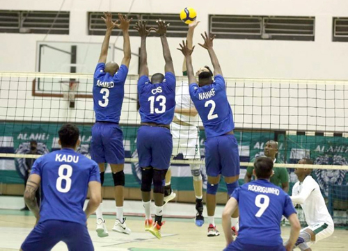 الهلال يدافع عن صدراته أمام الأهلي