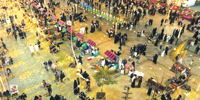 الفوانيس المُضيئة تُزيِّن ليالي رمضان الباحة 