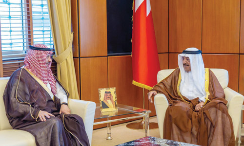 وزير الديوان الملكي البحريني يستقبل السفير السديري 