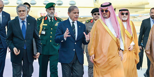 رئيس الوزراء الباكستاني يصل إلى جدة 