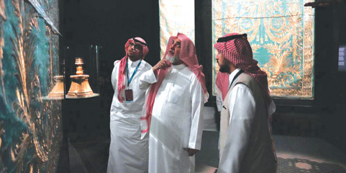 آل الشيخ يزور بينالي الفنون الإسلامية 2025 