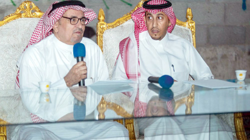  د.الغزي متحدثًا وبجانبه مدير الأمسية د. عبدالله الرويس