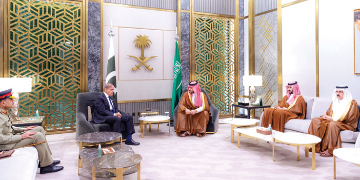  سمو ولي العهد خلال اجتماعه برئيس الوزراء الباكستاني