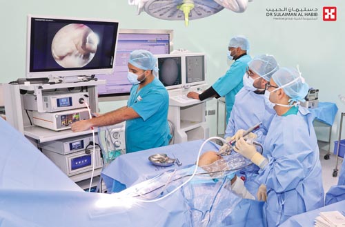 يستطيع المريض المشي بعدها ببضع ساعات 