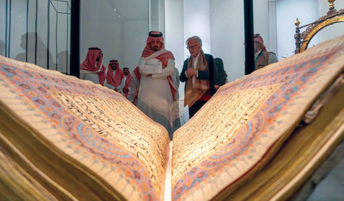 أمير منطقة المدينة المنورة يزور بينالي الفنون الإسلامية 2025 