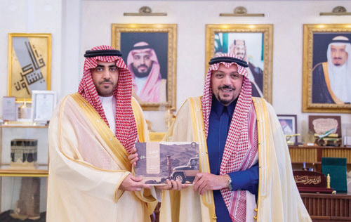 قلد مدير مكتبه رتبته الجديدة 