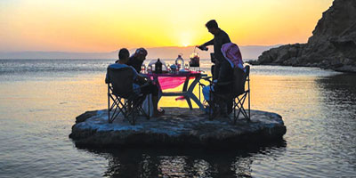 شواطئ «حقل» طبيعة ساحرة تحتضن إفطار الصائمين 