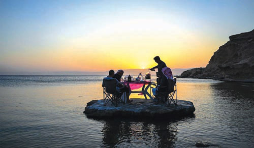 شواطئ «حقل» طبيعة ساحرة تحتضن إفطار الصائمين 