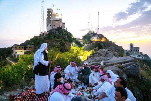 إفطار المرتفعات تجربة فريدة بين الضباب في جبال جازان 