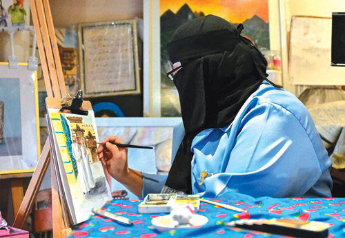 أنامل وطنية تبهر زوار جدة التاريخية بإبداعاتهم الحرفية والمهنية 