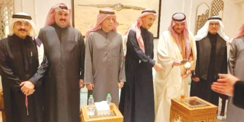  السفير السديري خلال زيارته مجلس الزامل الرمضاني