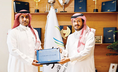 تسليم شارة منتدى الاستثمار الرياضي لرئيس الاتحاد السعودي للدراجات 