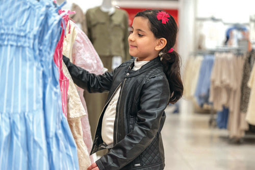 ازدحام في الأسواق ورقابة مشددة واستعدادات كاملة للعيد 