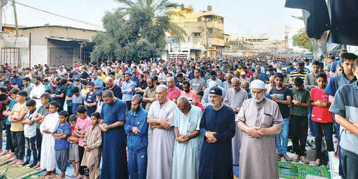أهالي غزة يؤدون صلاة العيد رغم العدوان 