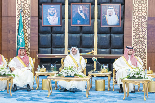 أمير المنطقة الشرقية ونائبه يستقبلان المهنئين بالعيد 