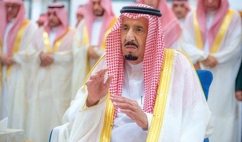 خادم الحرمين الشريفين خلال أدائه صلاة عيد الفطر