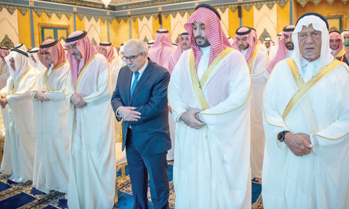 سمو ولي العهد يؤدي صلاة العيد
