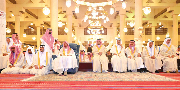 أمير منطقة الرياض ونائبه يؤديان صلاة العيد في العاصمة