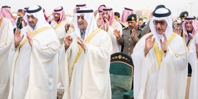 أمير منطقة تبوك ونائبه يؤديان صلاة العيد 