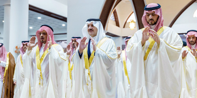 أمير المنطقة الشرقية ونائبه يؤديان صلاة العيد 