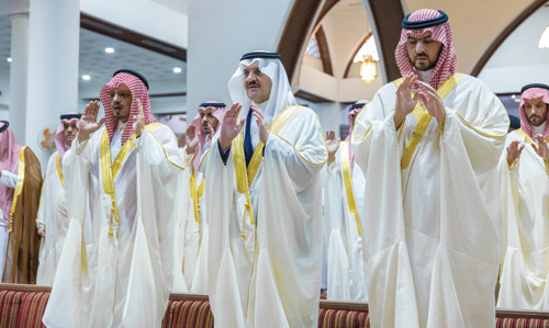 أمير المنطقة الشرقية ونائبه يؤديان صلاة العيد