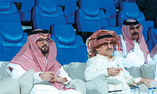 الوليد بن طلال تابع المباراة الودية برفقة فهد بن نافل