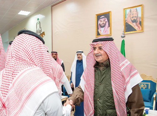 أمير منطقة تبوك يلتقي أهالي محافظة تيماء 
