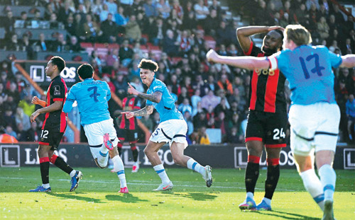 من لقاء مانشستر وأستون فيلا