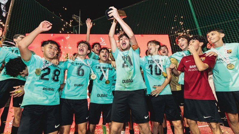 ناشئو برشلونة يحتفلون ببطولة النسخة السابقة