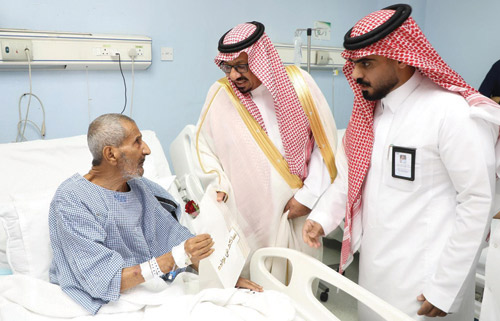 العنزي يعايد المرضى المنومين بمستشفى شرورة 