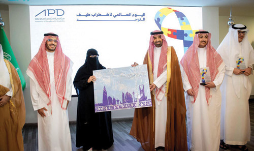 وزير الموارد البشرية يكرم المتميزين من ذوي اضطراب طيف التوحد 