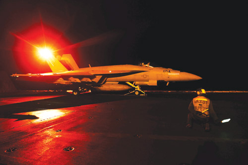 4 غارات أمريكية تستهدف مواقع للحوثيين.. ومقتل 70 عنصراً بينهم قيادات حساسة 