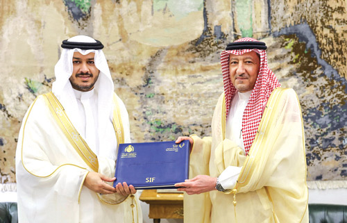 الخريجي يتسلم شارة منتدى الاستثمار الرياضي SIF