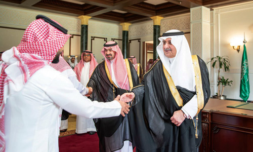 أمير منطقة تبوك مستقبلاً وكلاء ومنسوبي الإمارة بمناسبة العيد