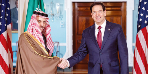 وزير الخارجية يناقش مع نظيره الأمريكي القضايا الإقليمية والدولية 