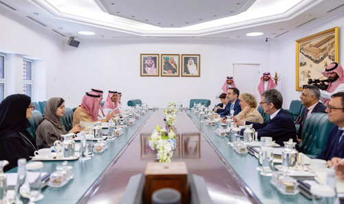 ناقشا المستجدات والقضايا الإقليمية والدولية 