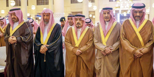أمير منطقة الرياض يؤدي الصلاة على الأمير عبدالله بن مساعد آل عبدالرحمن 