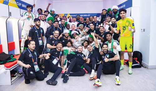 رئيس اتحاد الكرة يحتفل مع أعضاء المنتخب بالتأهل لنصف النهائي