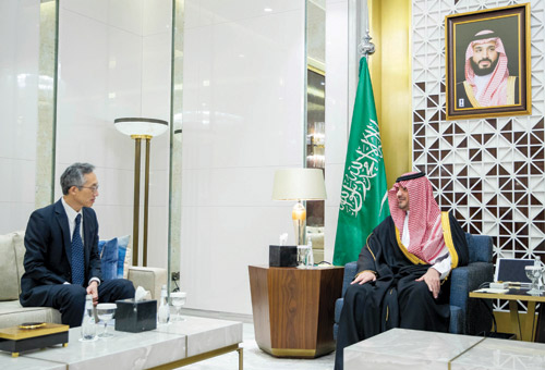  وزير الداخلية خلال استقباله السفير الياباني