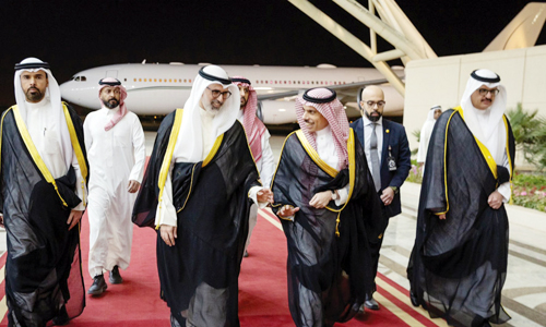 يناقش تكثيف التنسيق المتعدد الأطراف في العديد من القضايا 