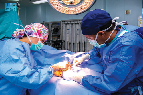 التخصصي يعالج انسداد الشرايين الطرفية بتقنية مبتكرة دون جراحة 