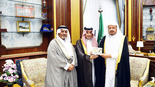  آل الشيخ خلال تسلم الدرع