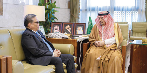  أمير منطقة الرياض مستقبلاً السفير الفلبيني