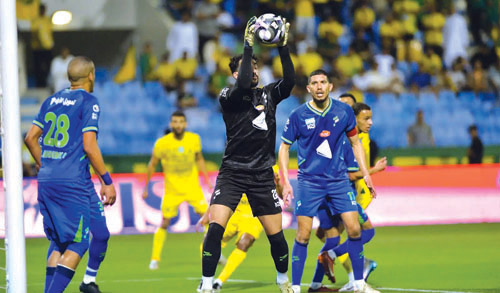  الفتح اكتسح الخليج بخماسية ويقاتل للبقاء