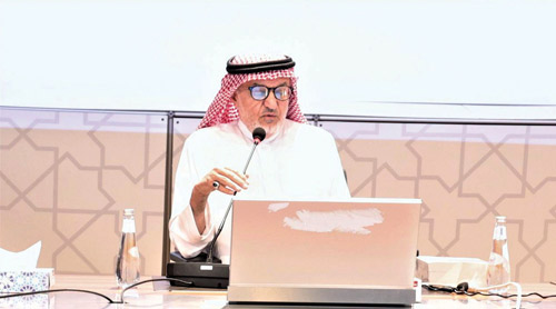  د.الذييب متحدثًا أثناء المحاضرة